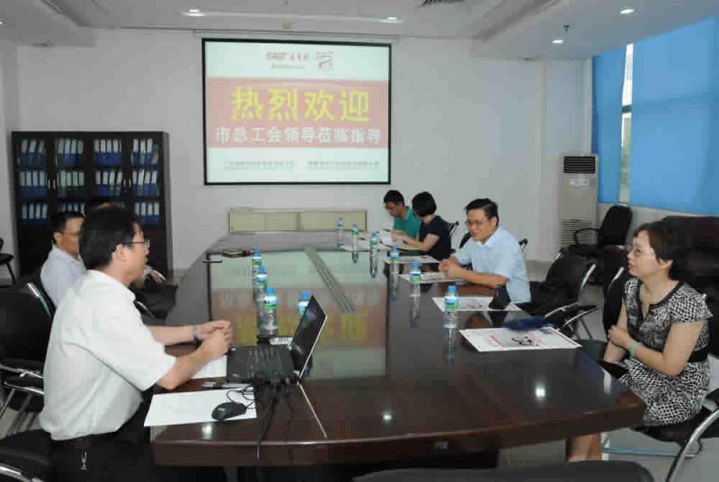 01市總工會副主席何志雄(右二)蒞臨公司檢查指導工作.jpg