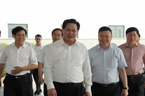 01安徽省副省長楊振超(前中)、省經(jīng)信委主任牛弩韜(左三)、合肥市副市長王翔(右一)等領(lǐng)導(dǎo)蒞臨易事特調(diào)研.jpg