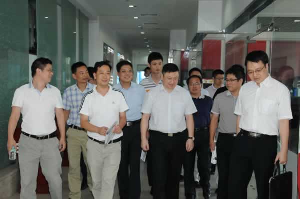 2014101201海南省人民政府研究室副主任熊安靜(左三)一行在廣東省政府研究室副主任白井文(右二)、東莞市政府辦副主任鐘彬(右一)等陪同下蒞臨易事特調研.jpg