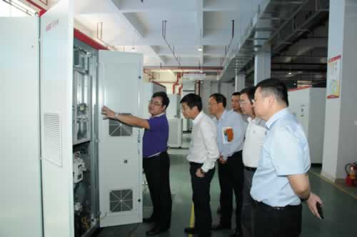 03徐力群市長(左二)、馬如興局長(左三)在何思模教授(右一)的陪同下參觀逆變器總裝車間.jpg
